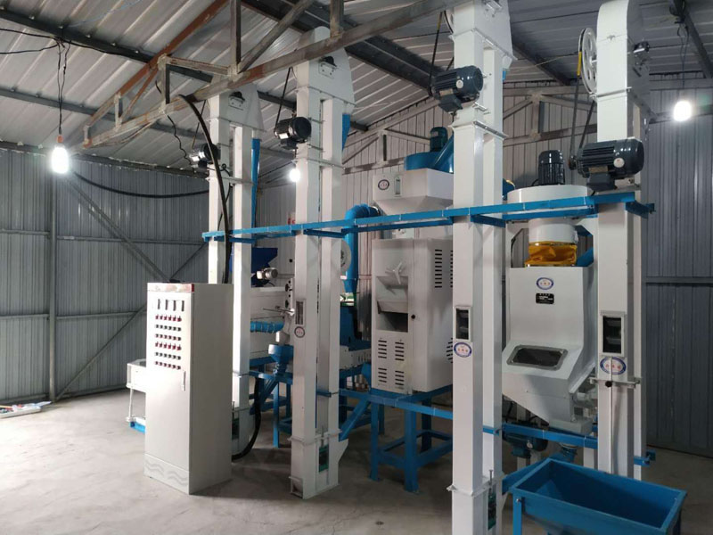 NZJ10型小米成套加工設(shè)備安裝調(diào)試完畢。河北人張家口蔚縣宋家莊鄉(xiāng)宋家莊村